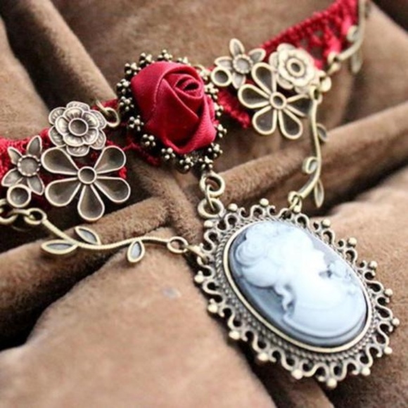 Red Rose Crochet Cameo Pendant Choker Bib Necklace - Picture 4 of 8